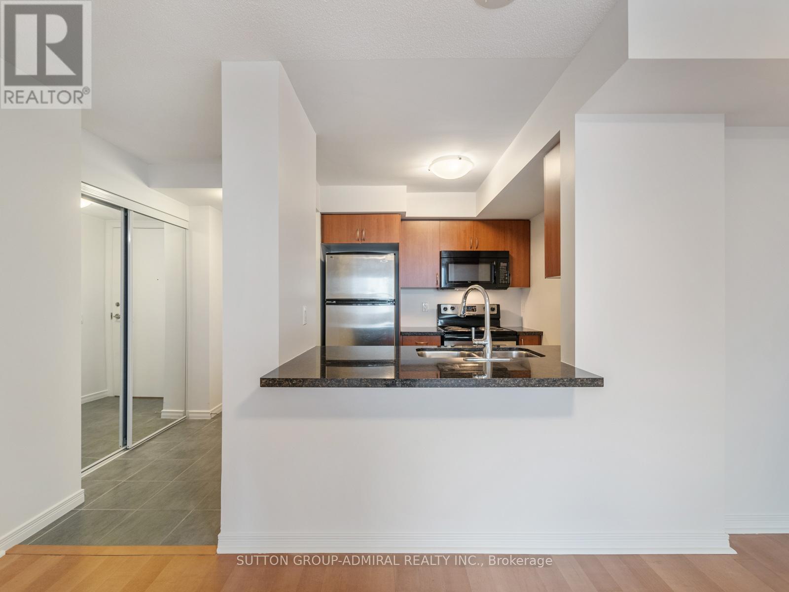 












1715 - 60 HEINTZMAN STREET

,
Toronto (Junction Area),




Ontario
M6P5A1

