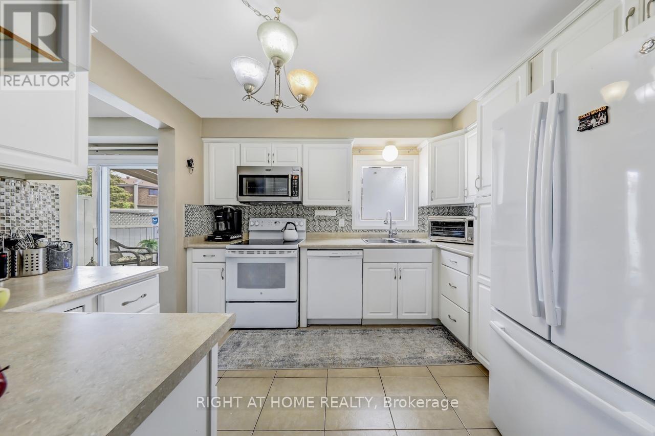 












30 MAYBERRY COURT

,
Brampton (Central Park),




Ontario
L6S5B2

