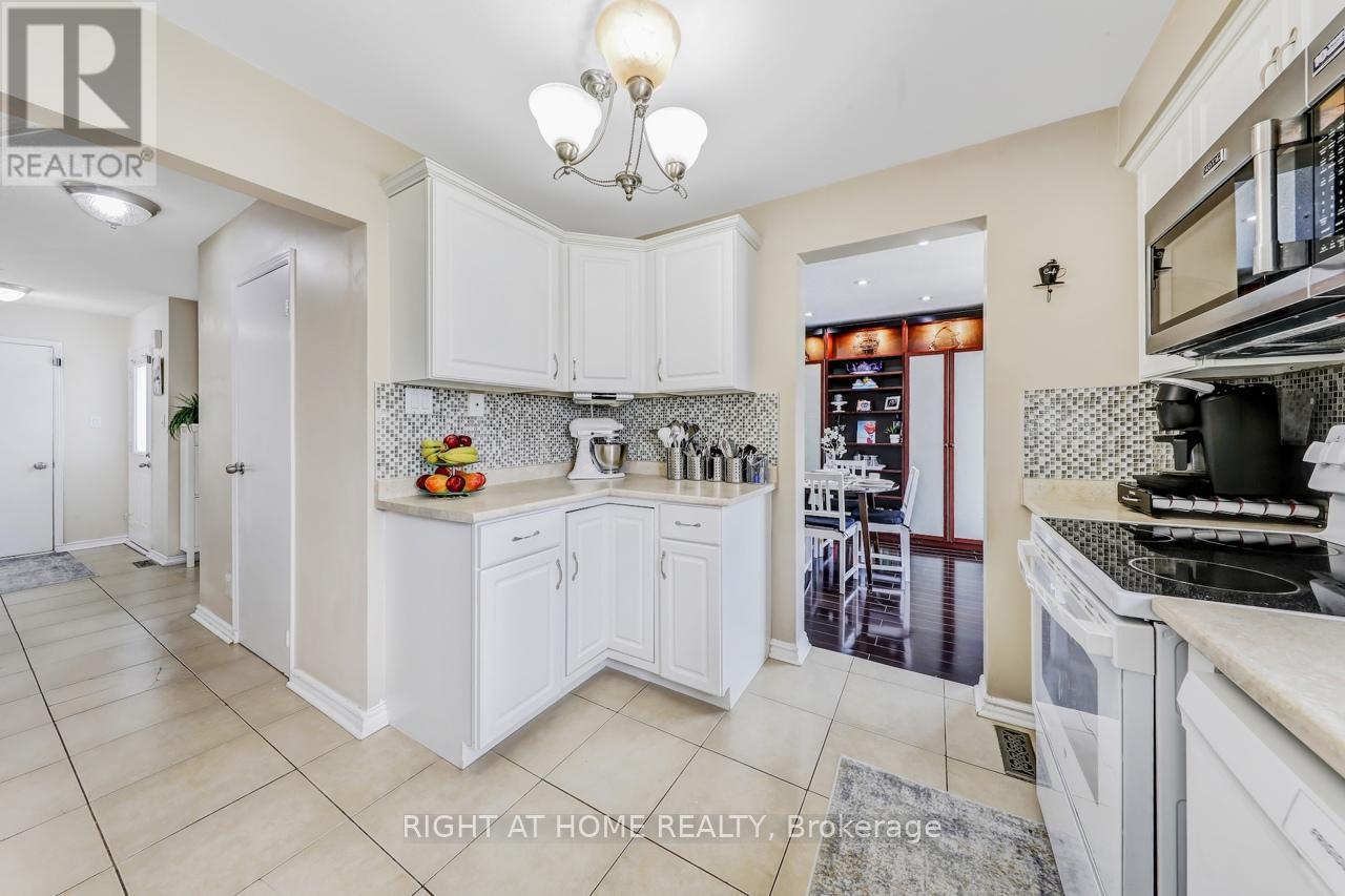 












30 MAYBERRY COURT

,
Brampton (Central Park),




Ontario
L6S5B2

