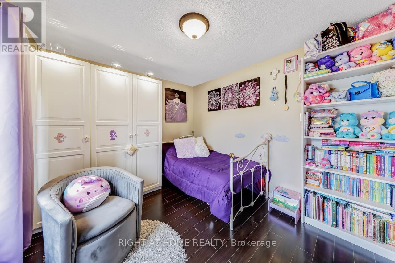 












30 MAYBERRY COURT

,
Brampton (Central Park),




Ontario
L6S5B2

