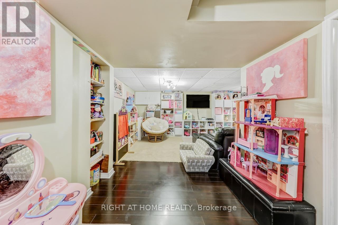 












30 MAYBERRY COURT

,
Brampton (Central Park),




Ontario
L6S5B2

