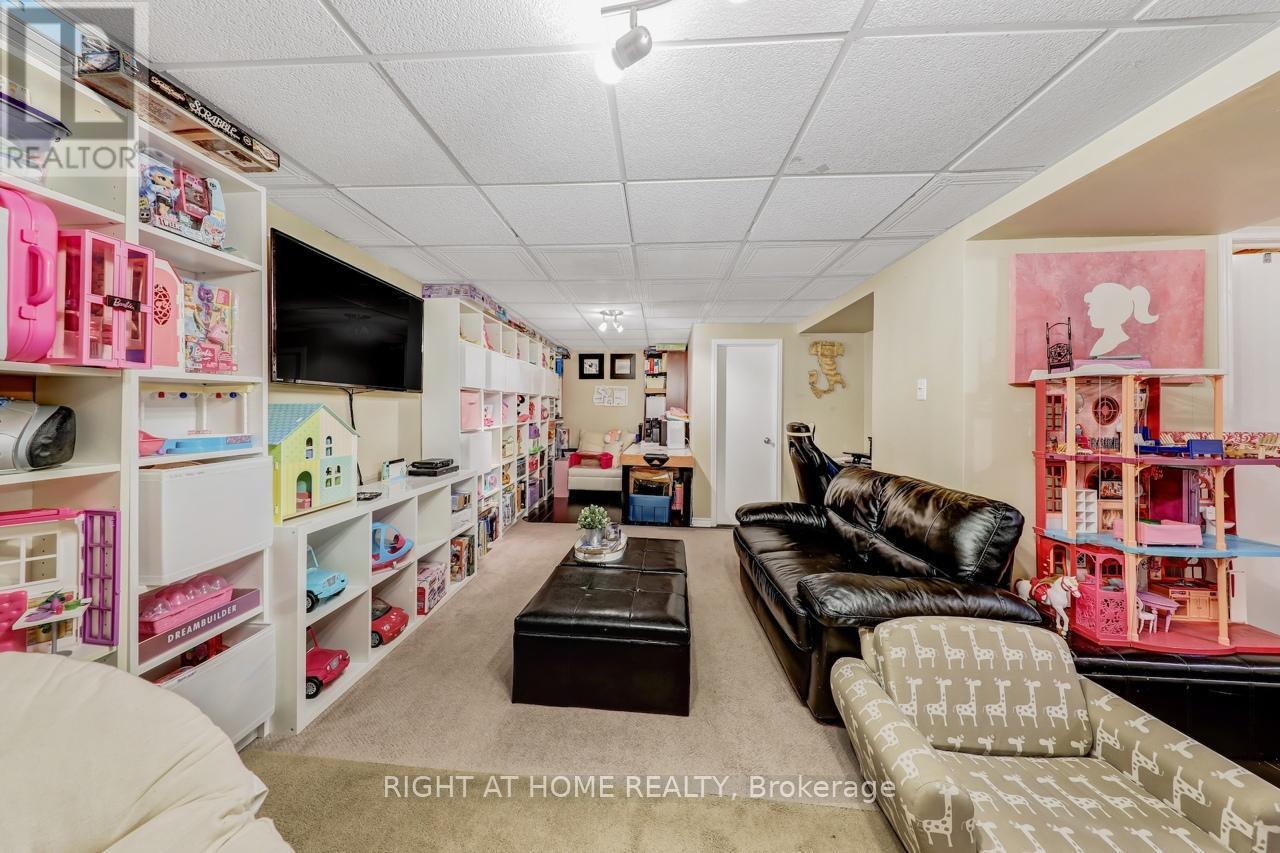 












30 MAYBERRY COURT

,
Brampton (Central Park),




Ontario
L6S5B2

