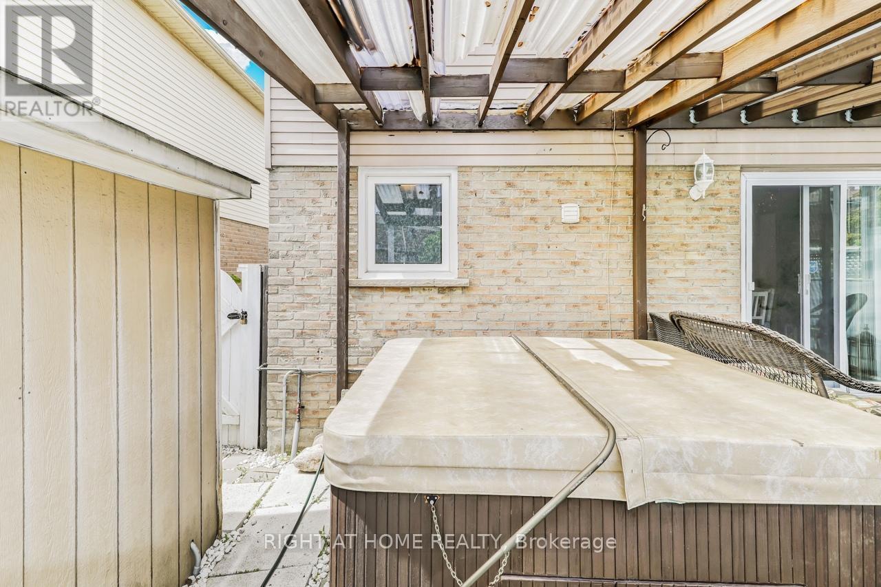 












30 MAYBERRY COURT

,
Brampton (Central Park),




Ontario
L6S5B2

