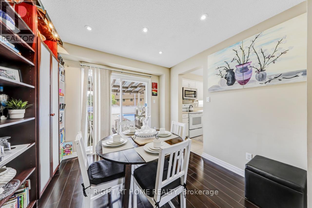 












30 MAYBERRY COURT

,
Brampton (Central Park),




Ontario
L6S5B2

