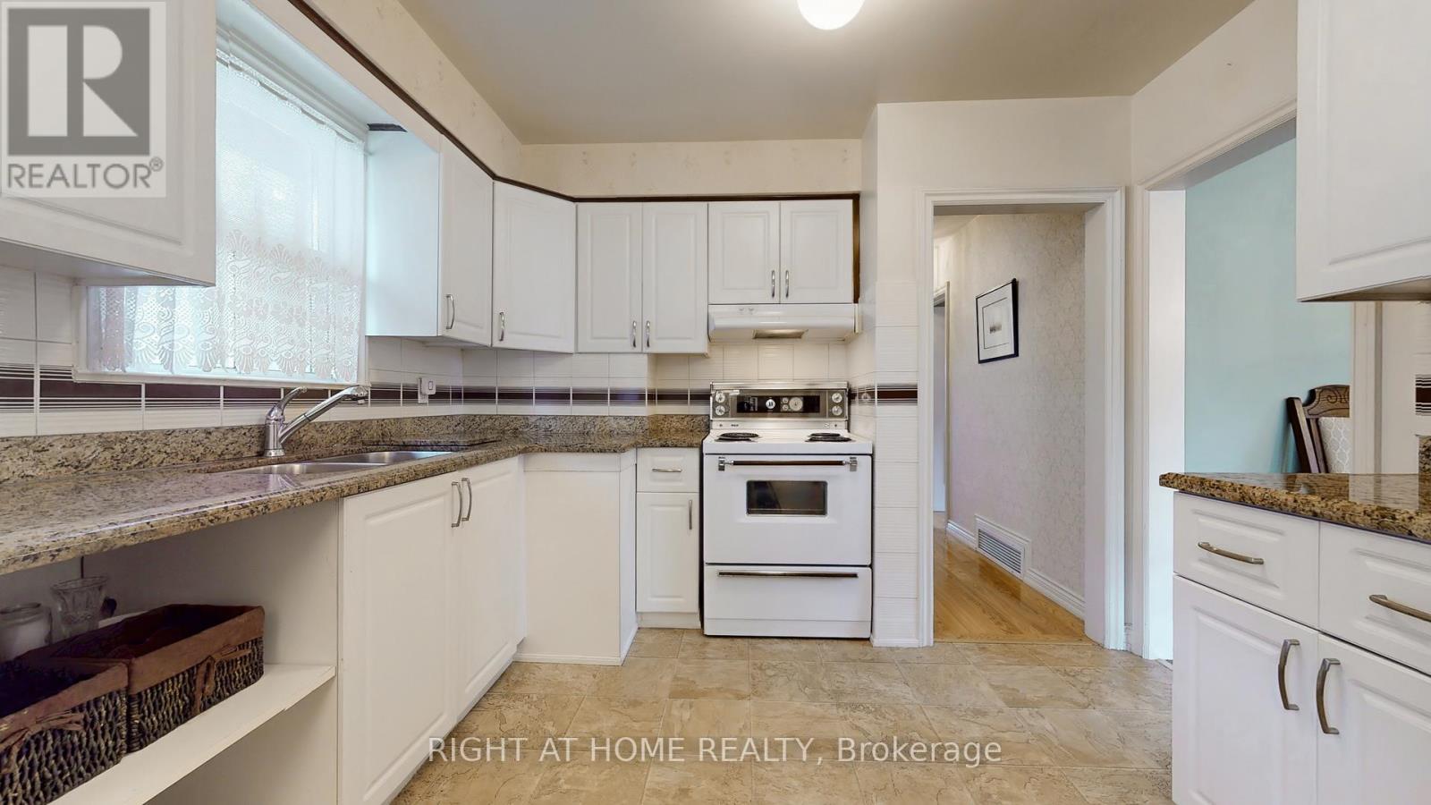 












1159 GLENGROVE AVENUE W

,
Toronto (Yorkdale-Glen Park),




Ontario
M6B2K5

