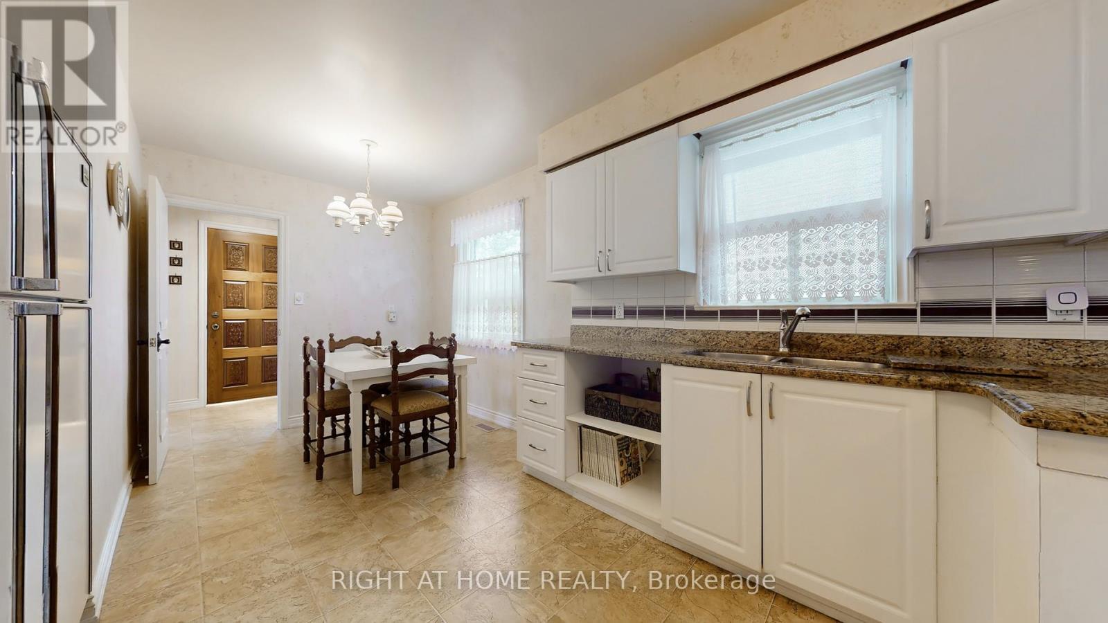












1159 GLENGROVE AVENUE W

,
Toronto (Yorkdale-Glen Park),




Ontario
M6B2K5

