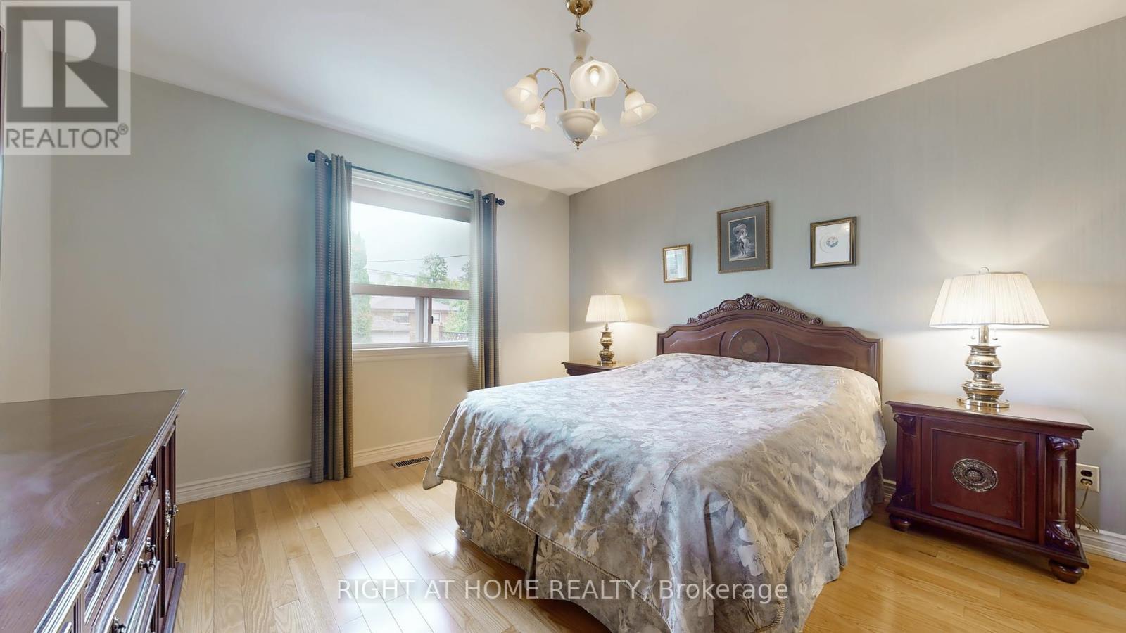 












1159 GLENGROVE AVENUE W

,
Toronto (Yorkdale-Glen Park),




Ontario
M6B2K5

