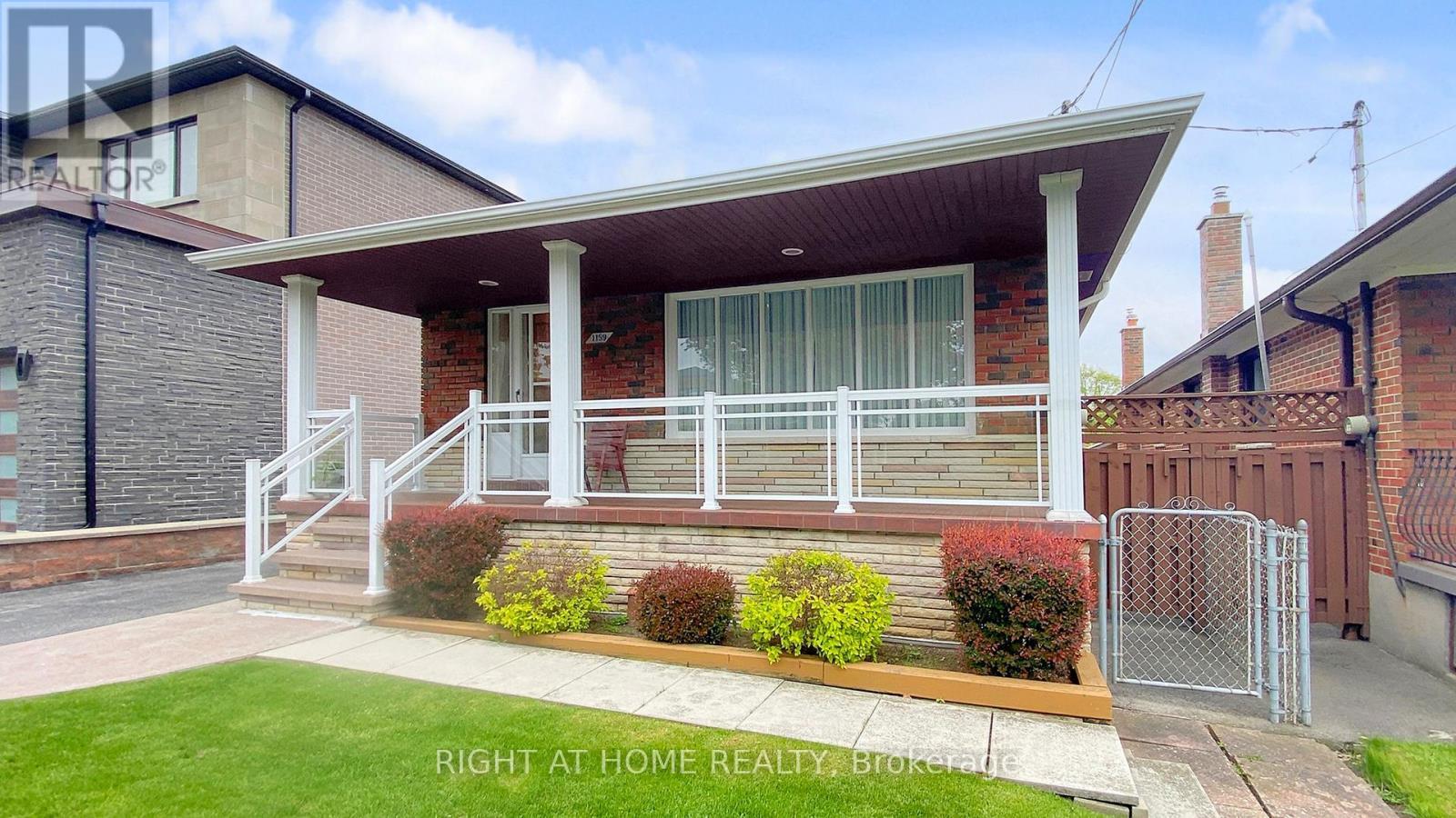 












1159 GLENGROVE AVENUE W

,
Toronto (Yorkdale-Glen Park),




Ontario
M6B2K5

