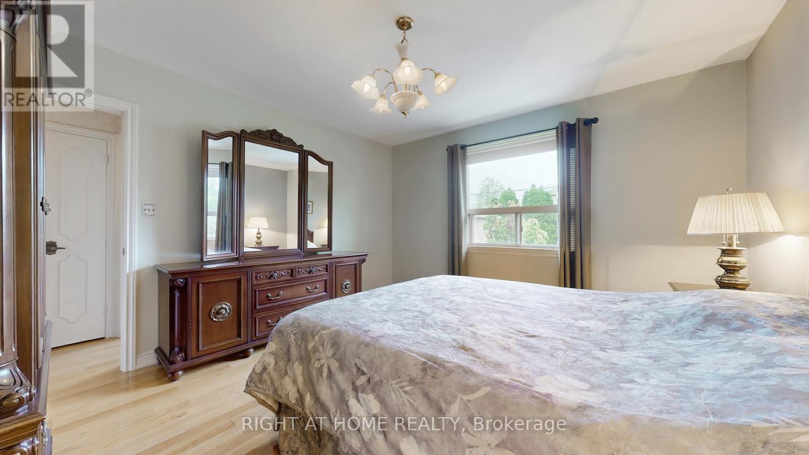 












1159 GLENGROVE AVENUE W

,
Toronto (Yorkdale-Glen Park),




Ontario
M6B2K5


