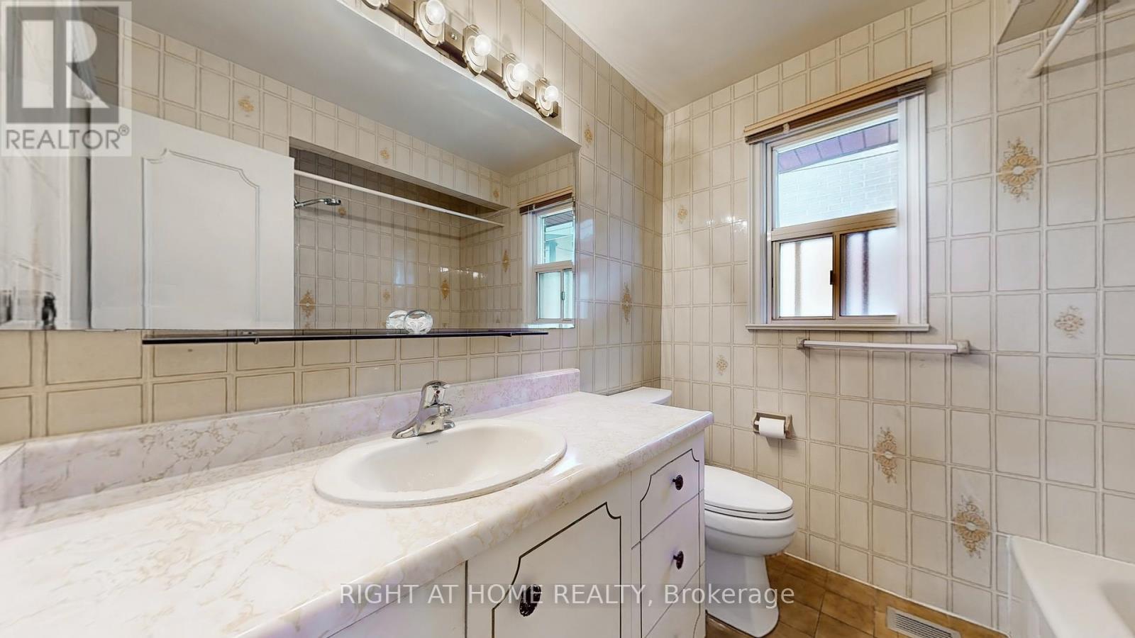












1159 GLENGROVE AVENUE W

,
Toronto (Yorkdale-Glen Park),




Ontario
M6B2K5

