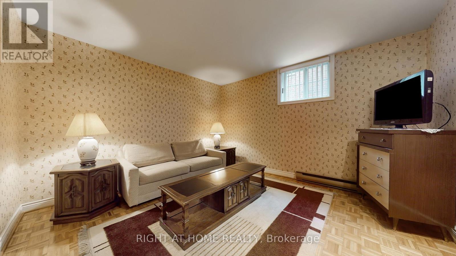 












1159 GLENGROVE AVENUE W

,
Toronto (Yorkdale-Glen Park),




Ontario
M6B2K5

