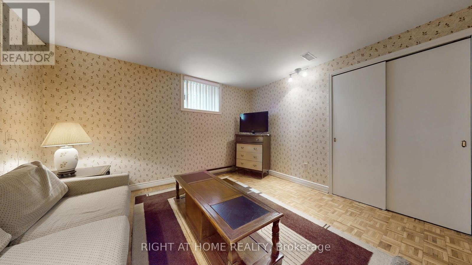 












1159 GLENGROVE AVENUE W

,
Toronto (Yorkdale-Glen Park),




Ontario
M6B2K5

