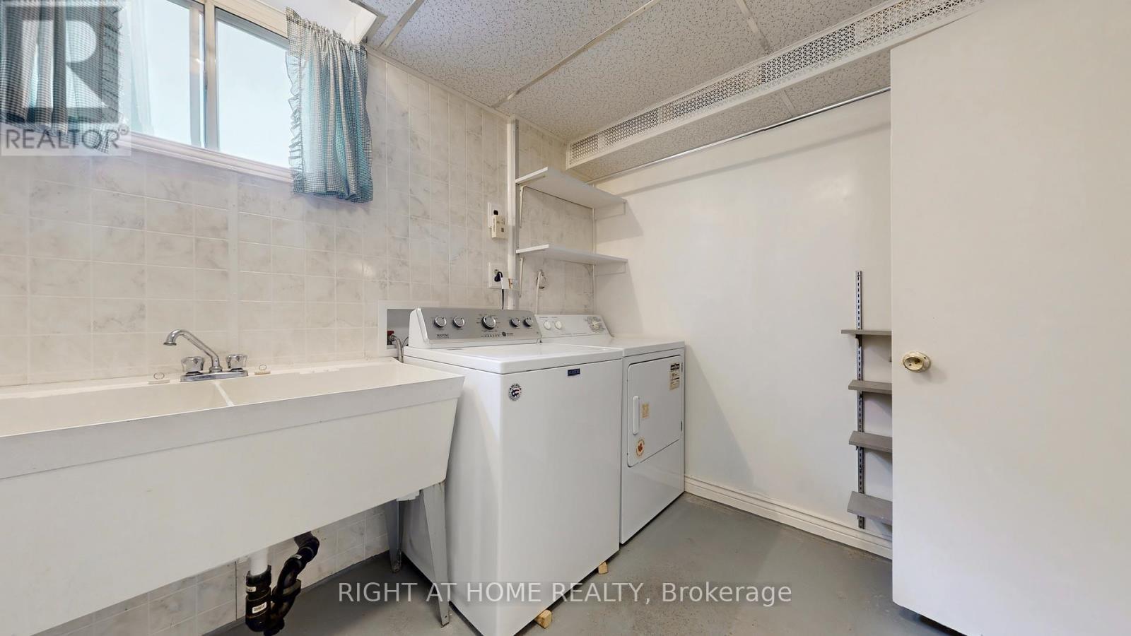 












1159 GLENGROVE AVENUE W

,
Toronto (Yorkdale-Glen Park),




Ontario
M6B2K5

