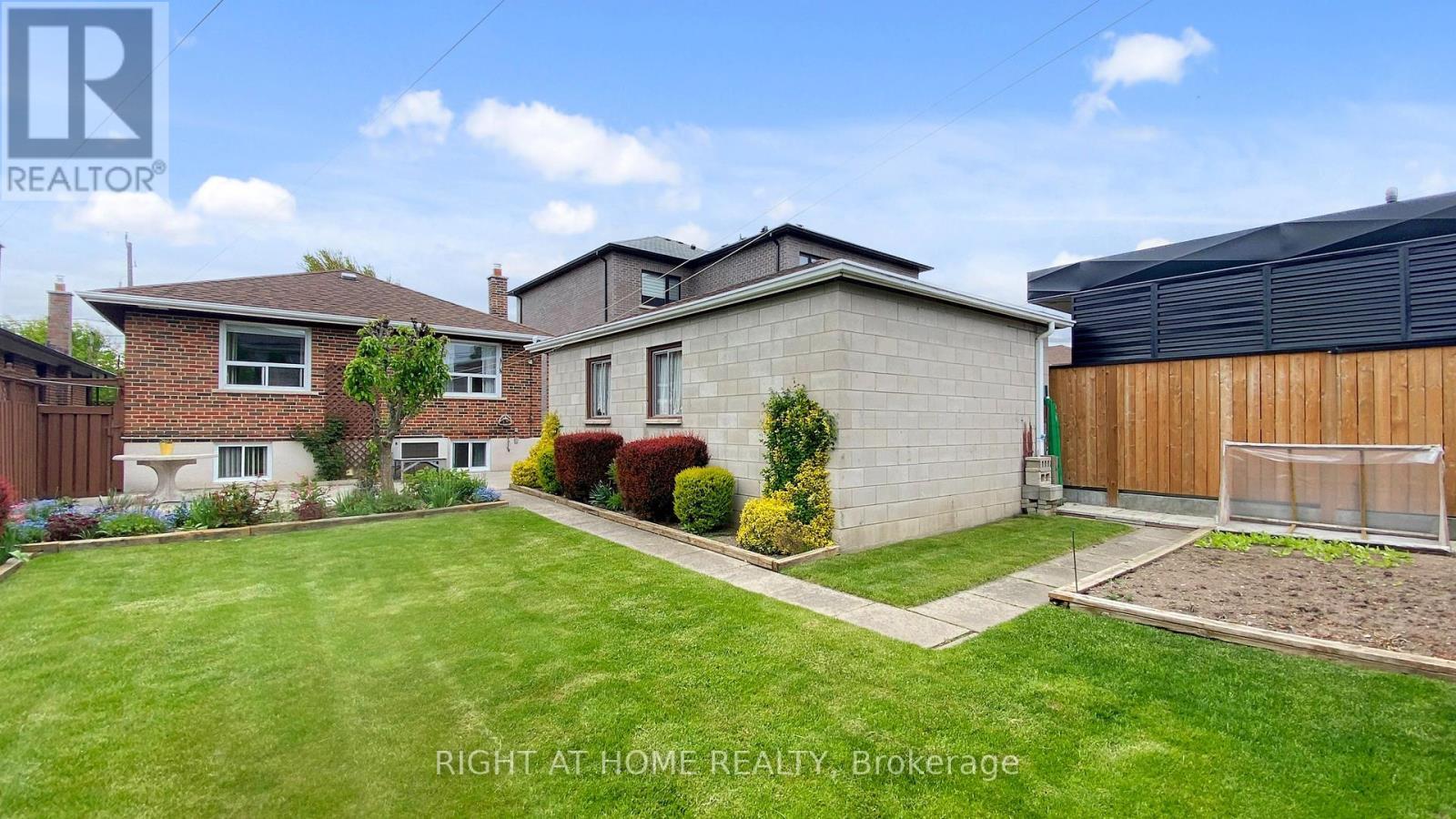 












1159 GLENGROVE AVENUE W

,
Toronto (Yorkdale-Glen Park),




Ontario
M6B2K5

