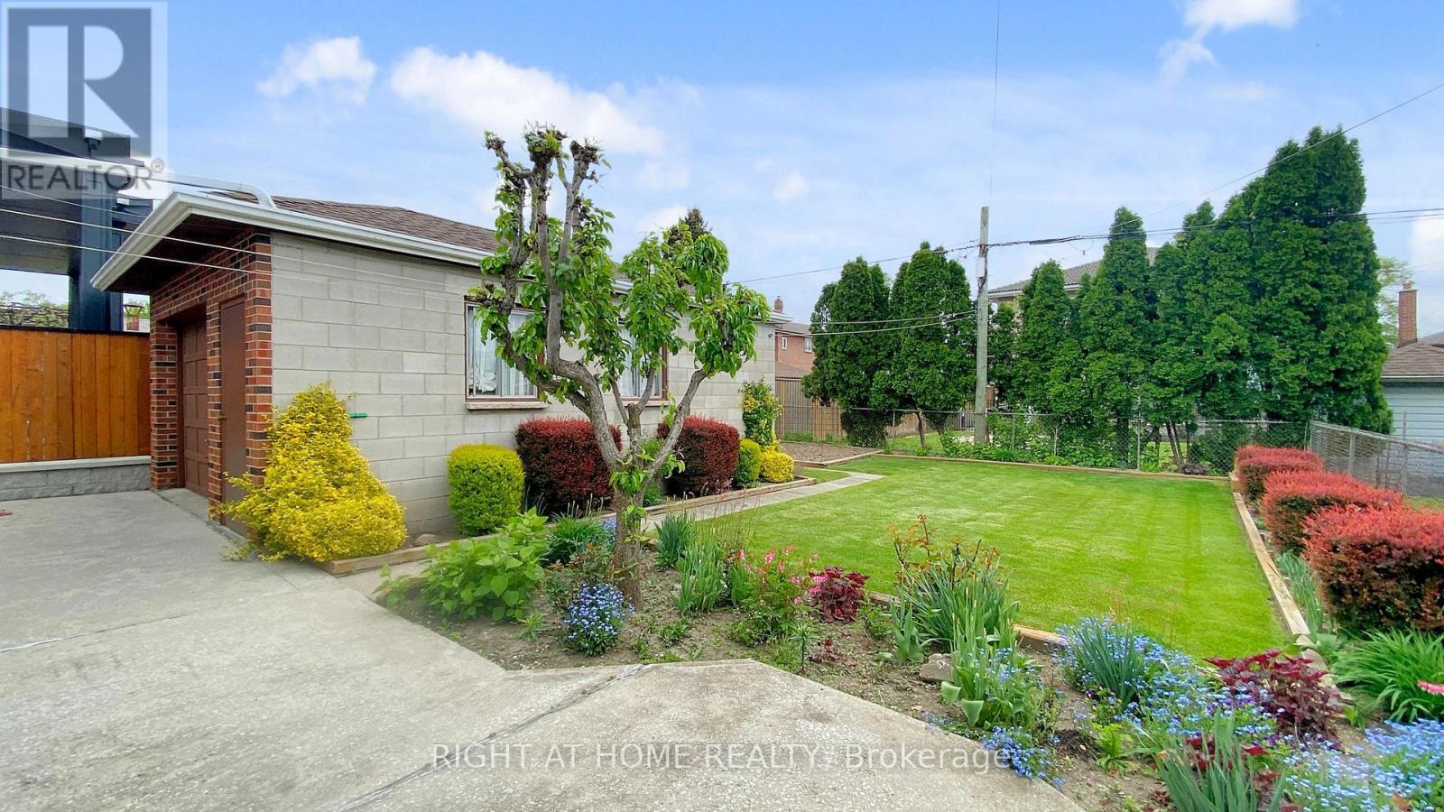 












1159 GLENGROVE AVENUE W

,
Toronto (Yorkdale-Glen Park),




Ontario
M6B2K5

