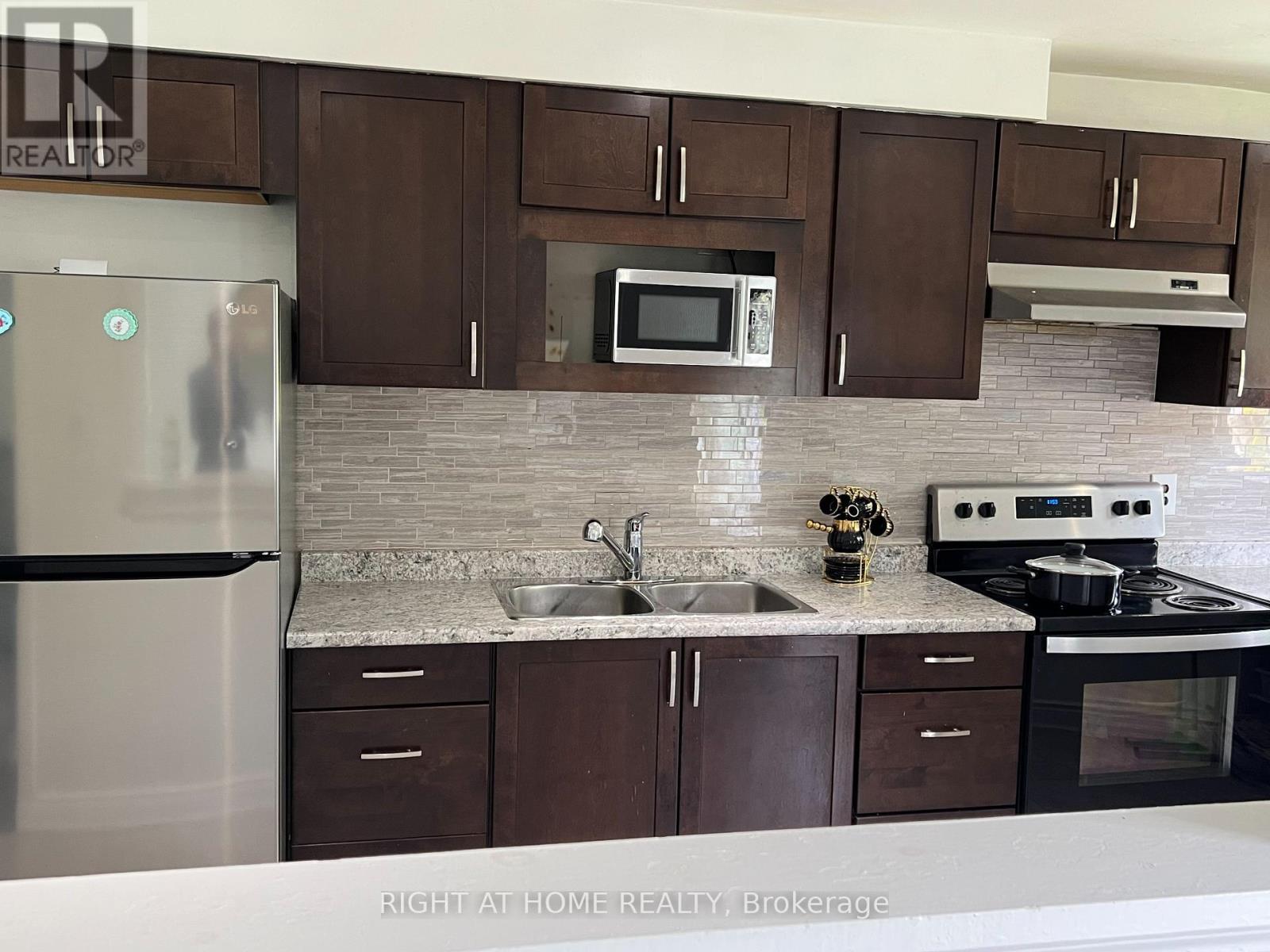 












141 - 3040 CONSTITUTION BOULEVARD

,
Mississauga (Applewood),




Ontario
L4Y3X7

