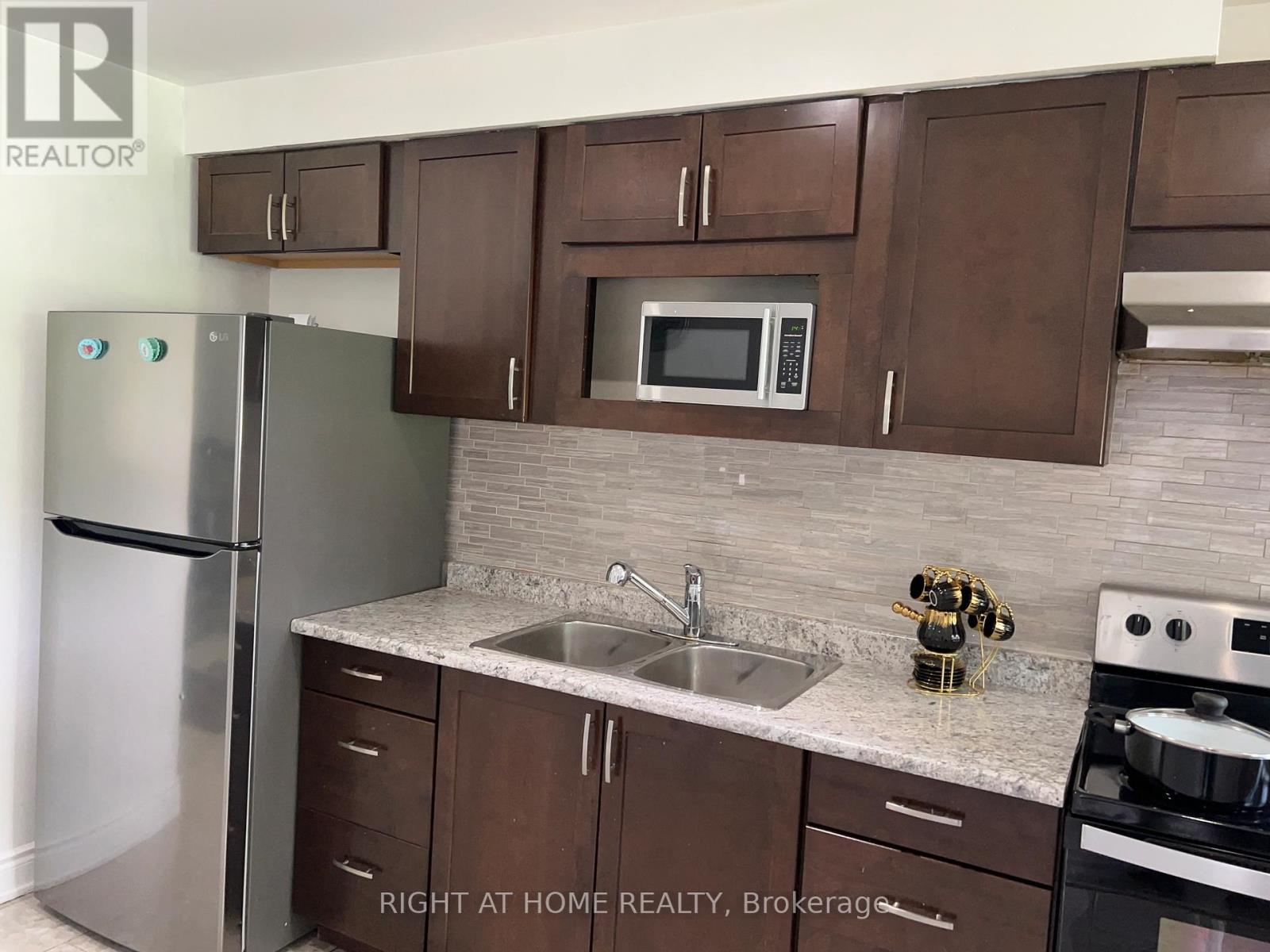 












141 - 3040 CONSTITUTION BOULEVARD

,
Mississauga (Applewood),




Ontario
L4Y3X7

