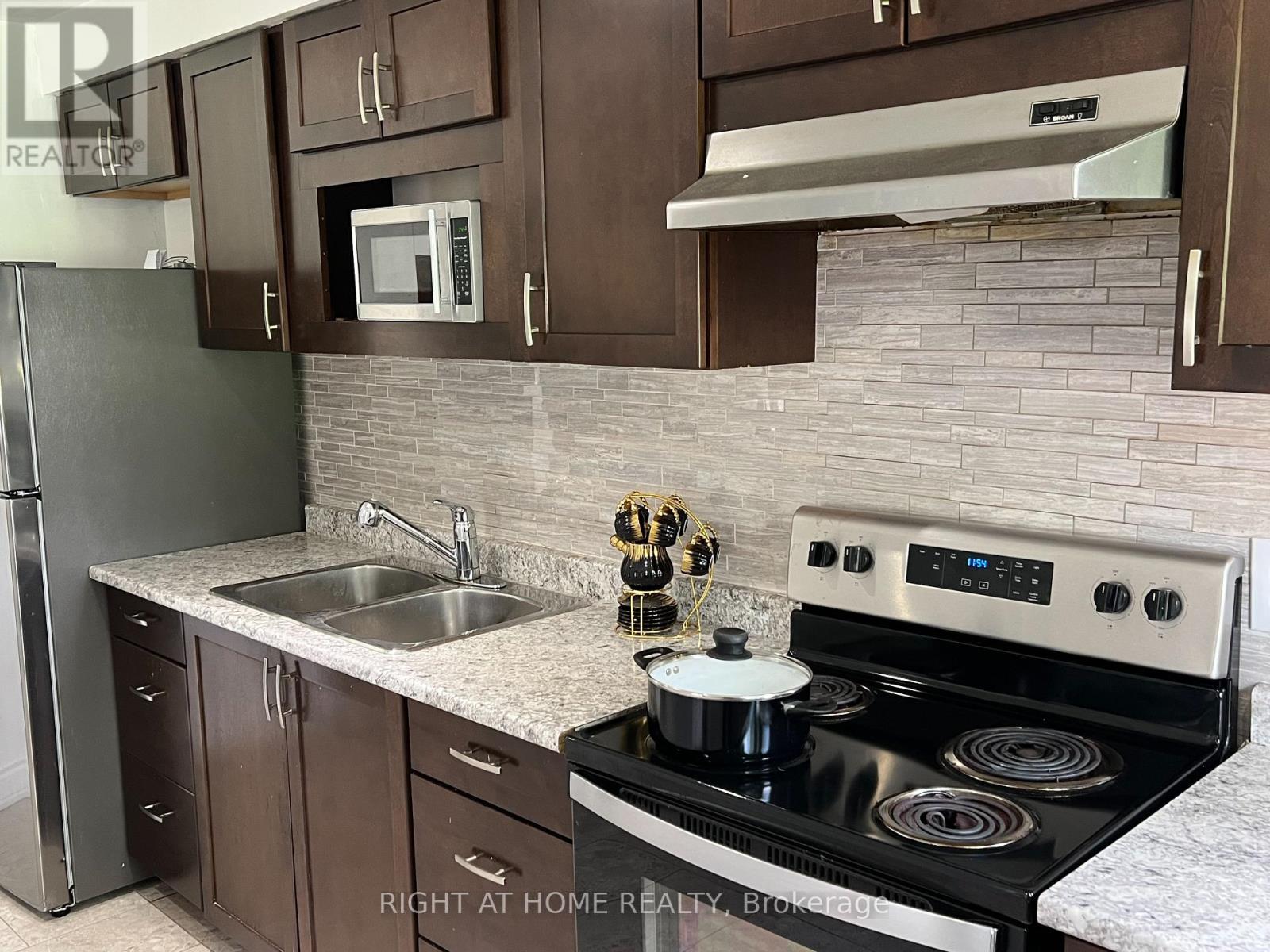 












141 - 3040 CONSTITUTION BOULEVARD

,
Mississauga (Applewood),




Ontario
L4Y3X7

