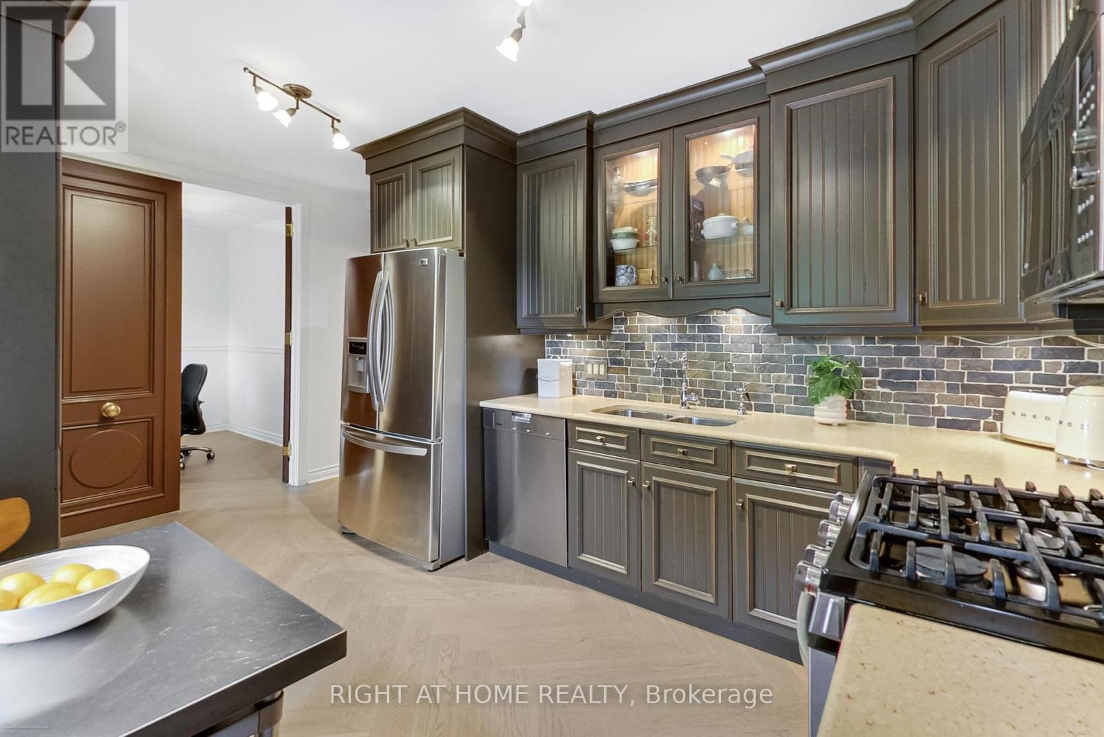 












69 LILAC AVENUE

,
Toronto (Humberlea-Pelmo Park),




Ontario
M9M1G4

