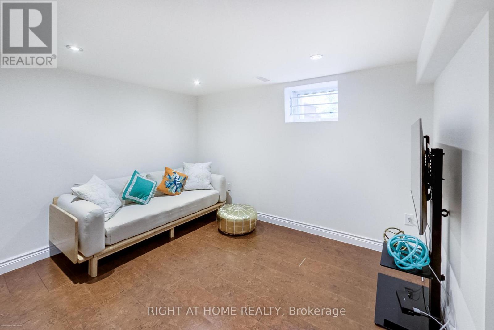 












69 LILAC AVENUE

,
Toronto (Humberlea-Pelmo Park),




Ontario
M9M1G4

