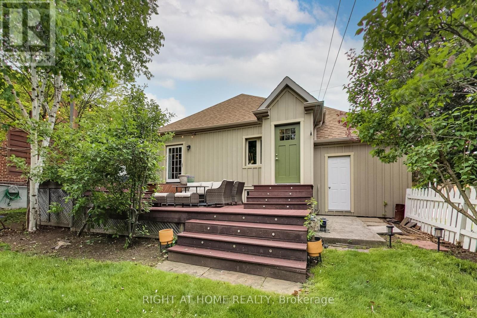












69 LILAC AVENUE

,
Toronto (Humberlea-Pelmo Park),




Ontario
M9M1G4

