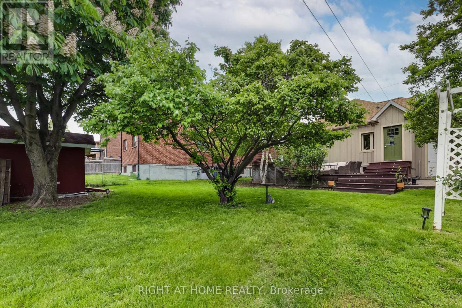 












69 LILAC AVENUE

,
Toronto (Humberlea-Pelmo Park),




Ontario
M9M1G4

