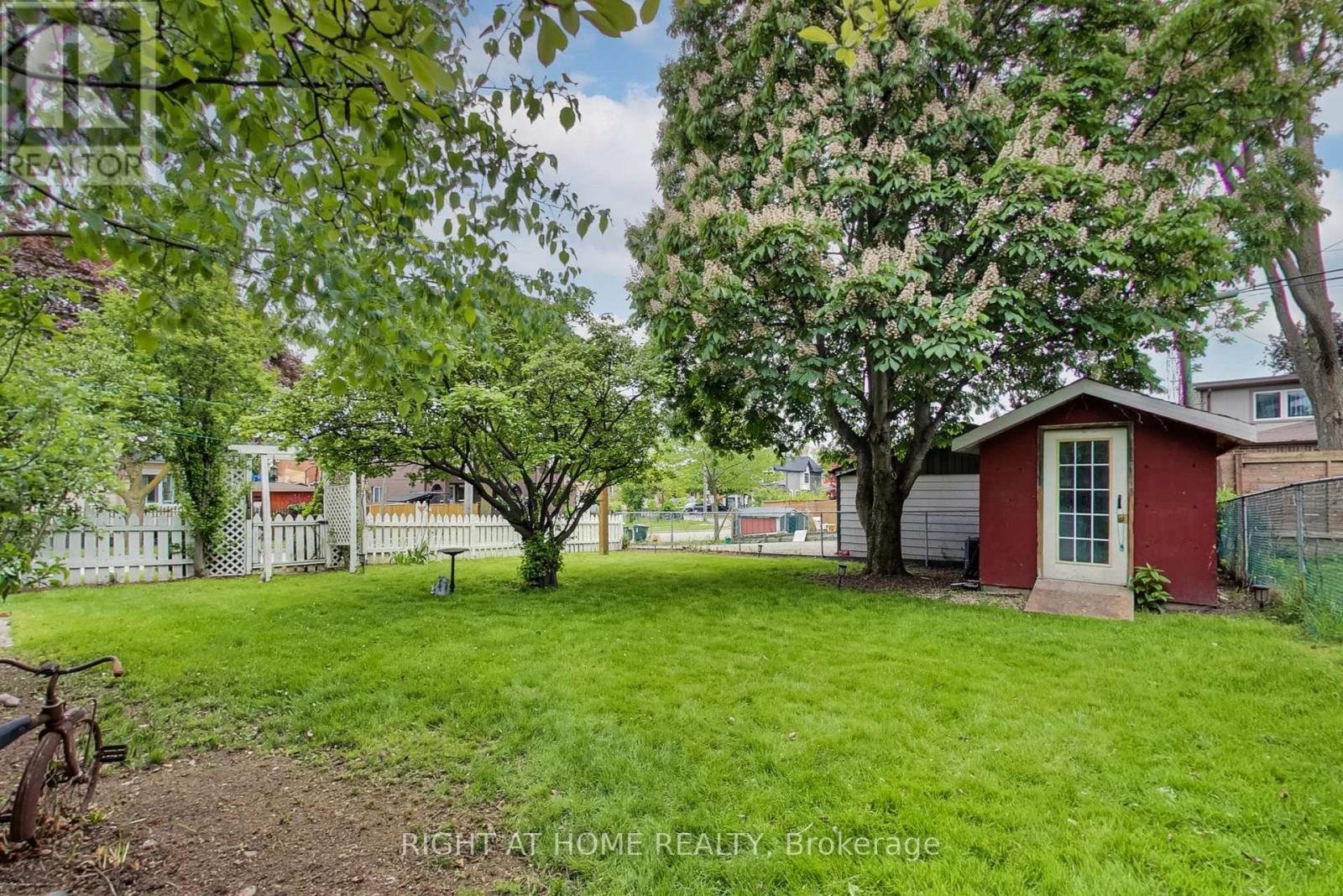 












69 LILAC AVENUE

,
Toronto (Humberlea-Pelmo Park),




Ontario
M9M1G4

