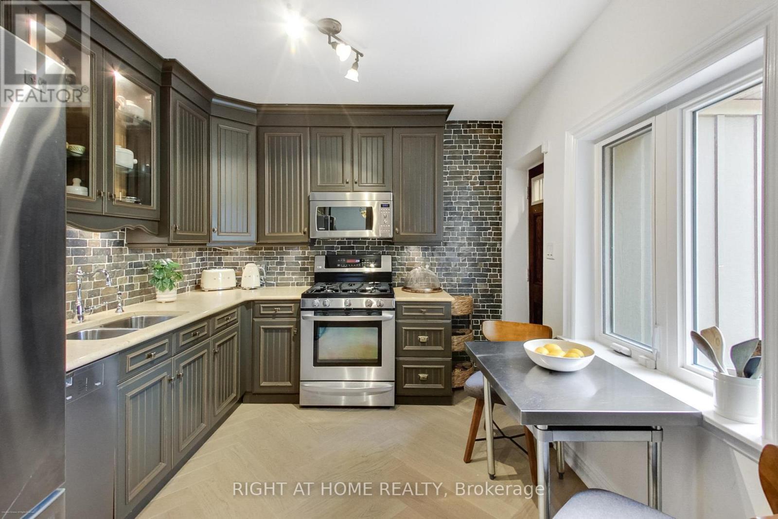 












69 LILAC AVENUE

,
Toronto (Humberlea-Pelmo Park),




Ontario
M9M1G4

