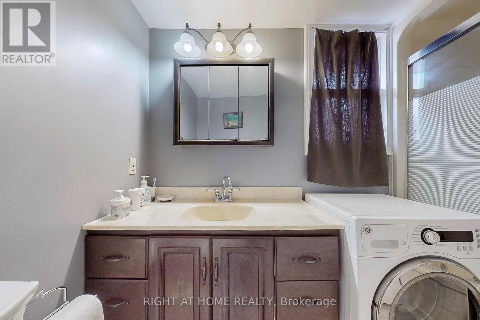 












35 WESTHUMBER BOULEVARD

,
Toronto (West Humber-Clairville),




Ontario
M9W3M5


