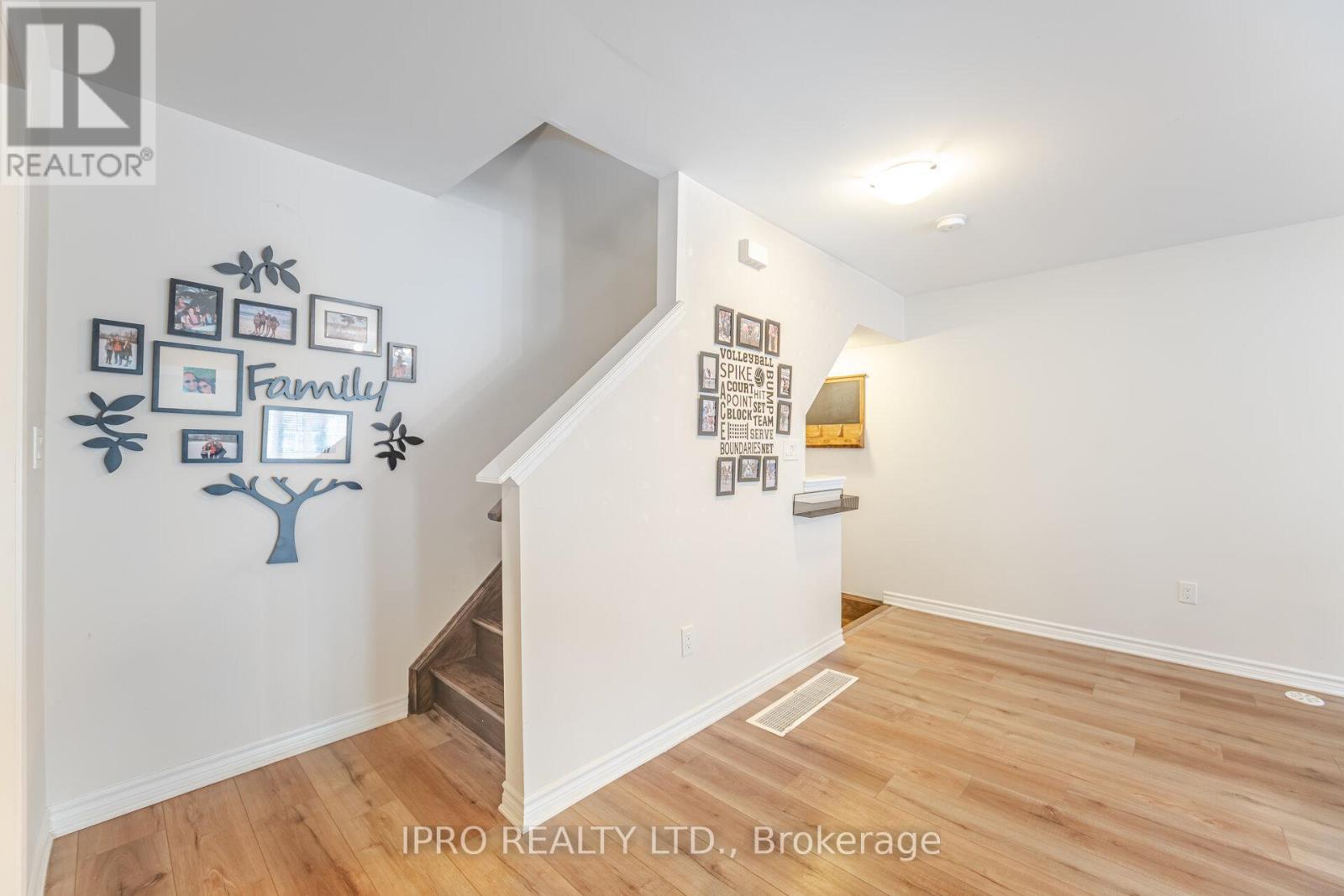 












1543 HUSBAND PLACE

,
Milton (CL Clarke),




Ontario
L9T8X9


