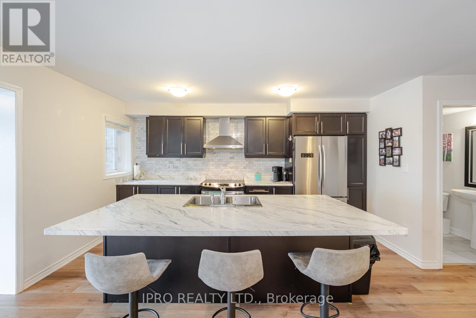 












1543 HUSBAND PLACE

,
Milton (CL Clarke),




Ontario
L9T8X9

