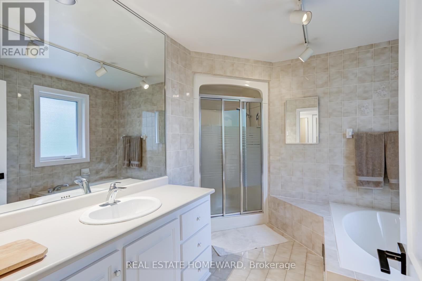 












60 RAVENSBOURNE CRESCENT

,
Toronto (Princess-Rosethorn),




Ontario
M9A2A8

