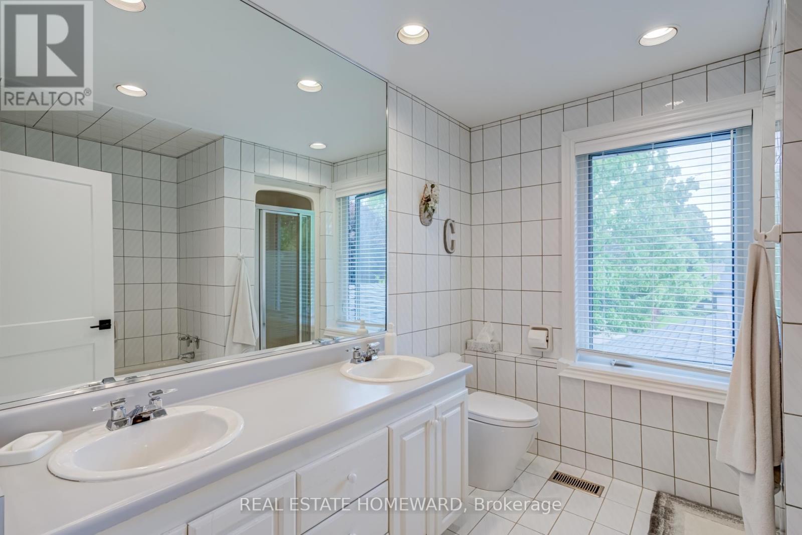 












60 RAVENSBOURNE CRESCENT

,
Toronto (Princess-Rosethorn),




Ontario
M9A2A8

