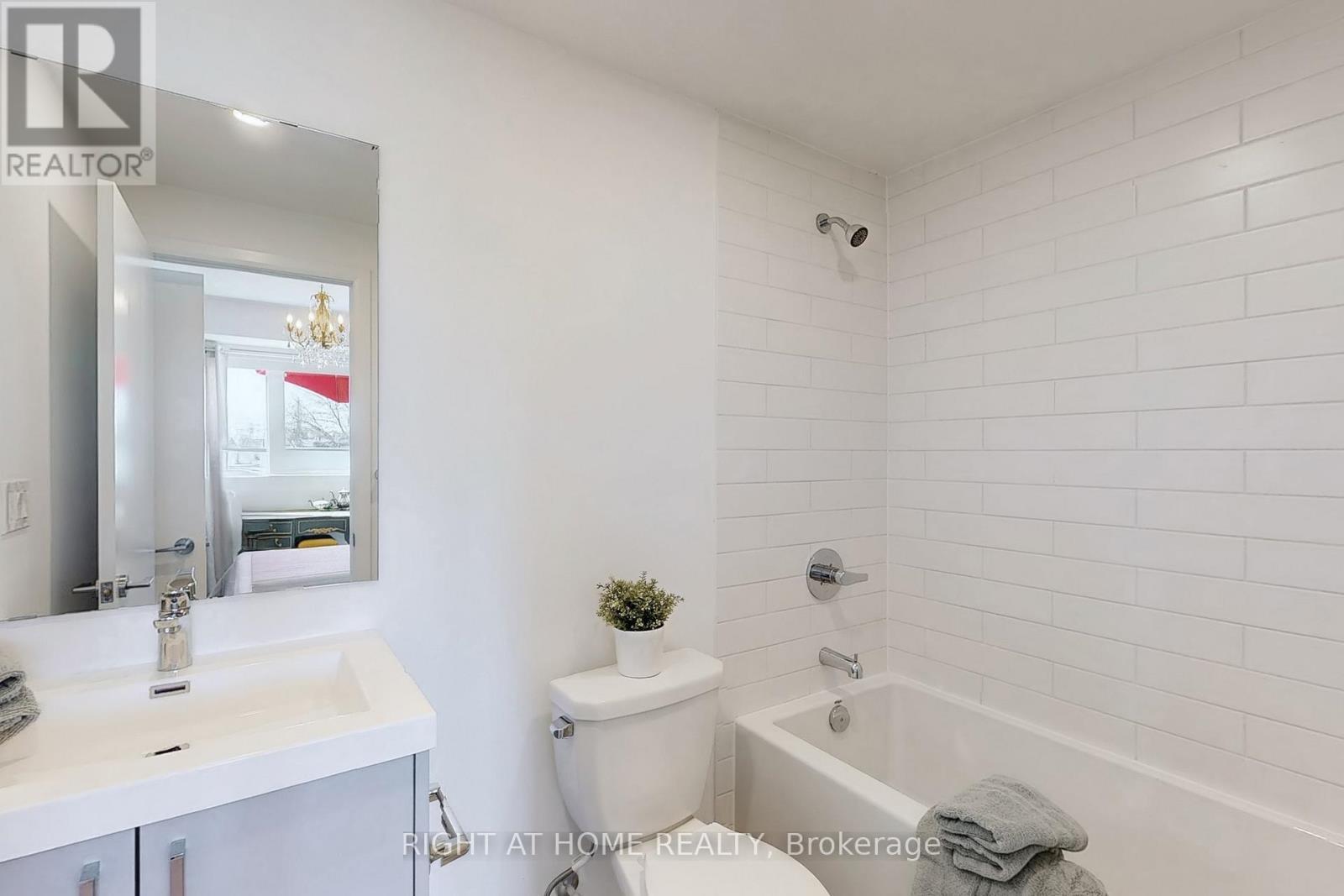 












202 - 385 OSLER STREET

,
Toronto (Weston-Pellam Park),




Ontario
M6N2Z4

