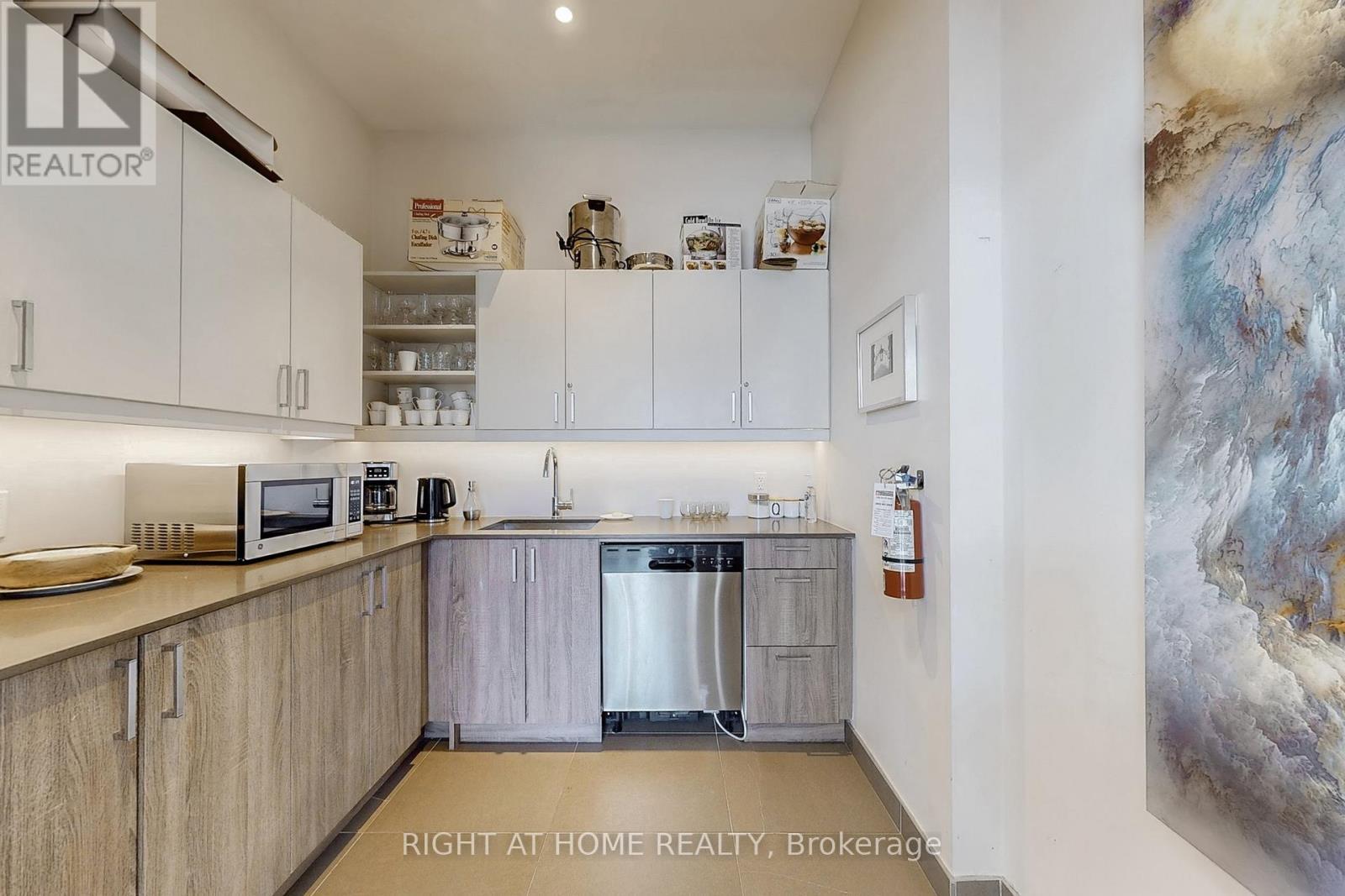 












202 - 385 OSLER STREET

,
Toronto (Weston-Pellam Park),




Ontario
M6N2Z4

