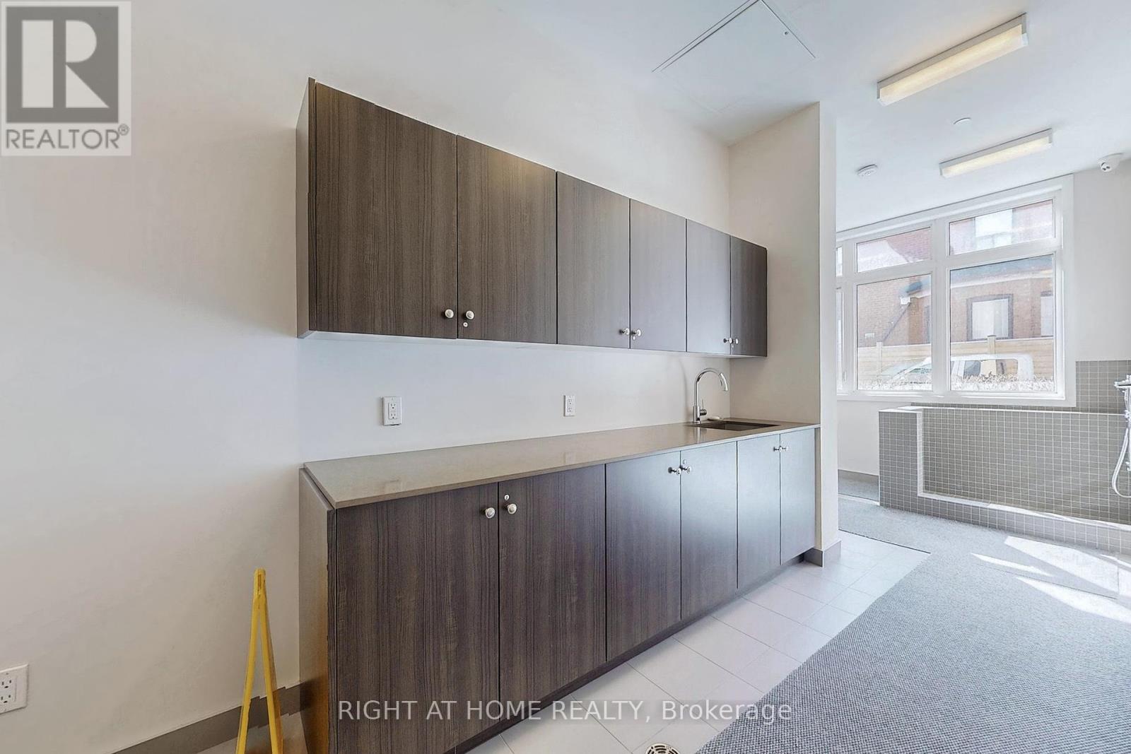 












202 - 385 OSLER STREET

,
Toronto (Weston-Pellam Park),




Ontario
M6N2Z4

