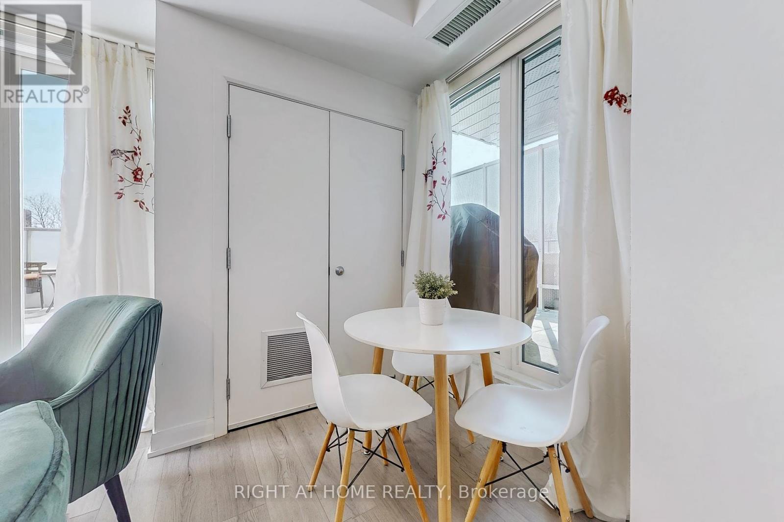 












202 - 385 OSLER STREET

,
Toronto (Weston-Pellam Park),




Ontario
M6N2Z4

