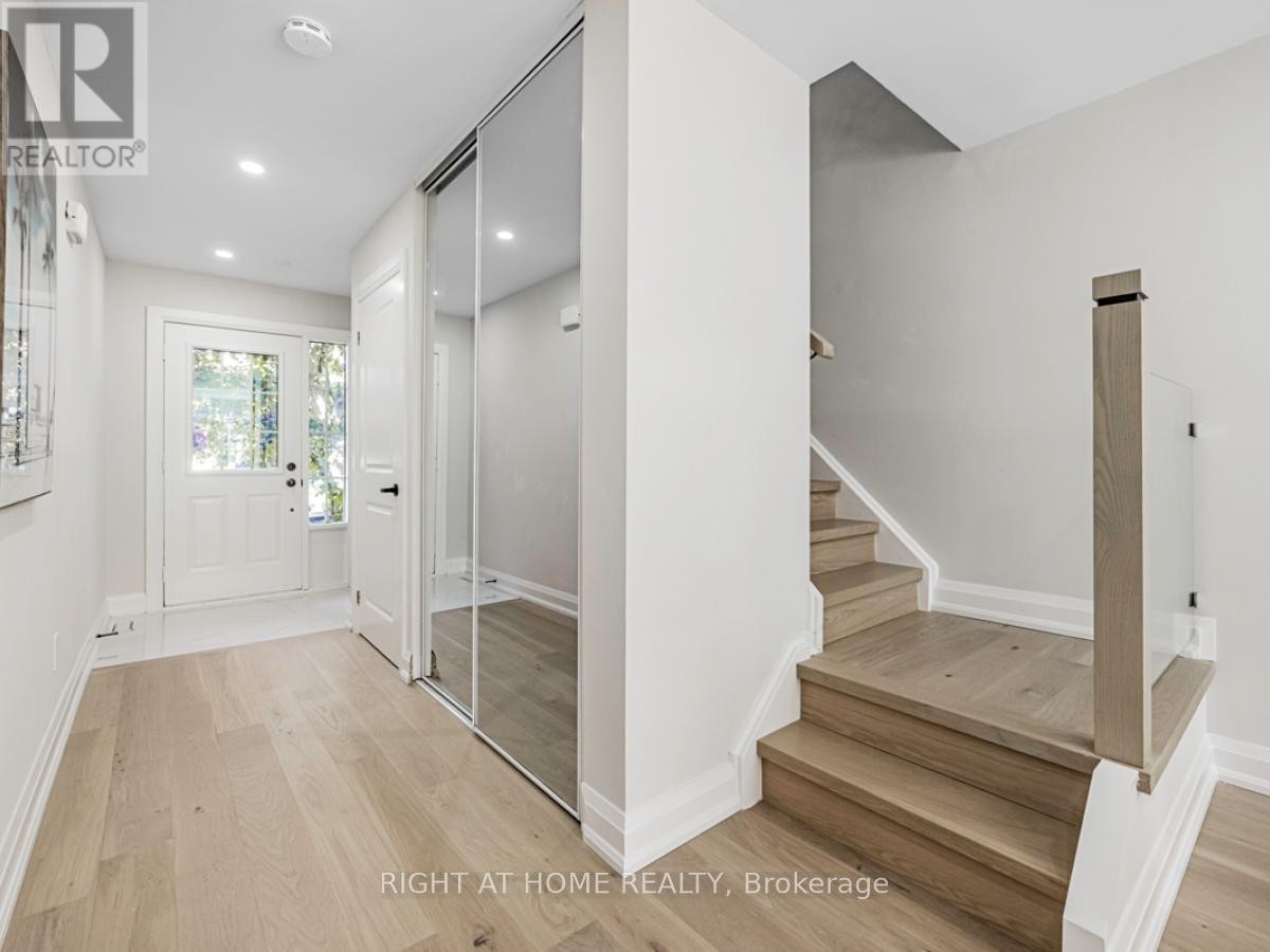












2273 MUNN'S AVENUE

,
Oakville (RO River Oaks),




Ontario
L6H3M4

