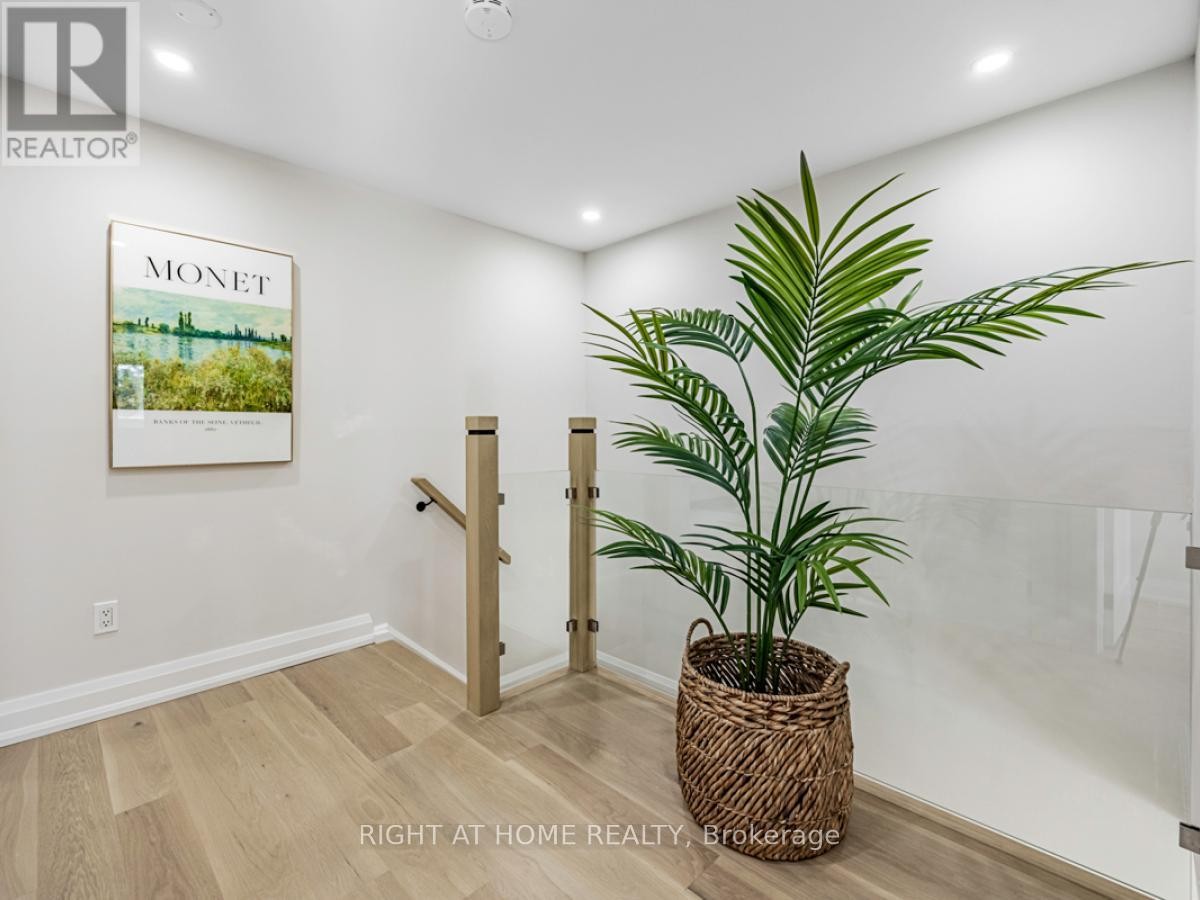 












2273 MUNN'S AVENUE

,
Oakville (RO River Oaks),




Ontario
L6H3M4

