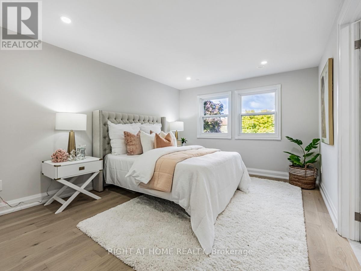 












2273 MUNN'S AVENUE

,
Oakville (RO River Oaks),




Ontario
L6H3M4

