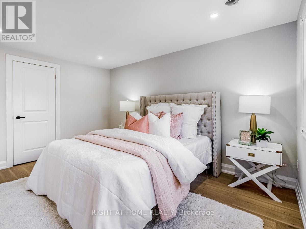 












2273 MUNN'S AVENUE

,
Oakville (RO River Oaks),




Ontario
L6H3M4

