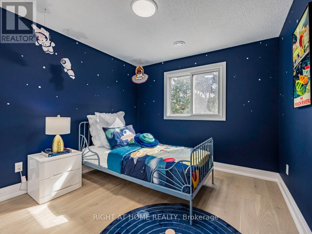 












2273 MUNN'S AVENUE

,
Oakville (RO River Oaks),




Ontario
L6H3M4


