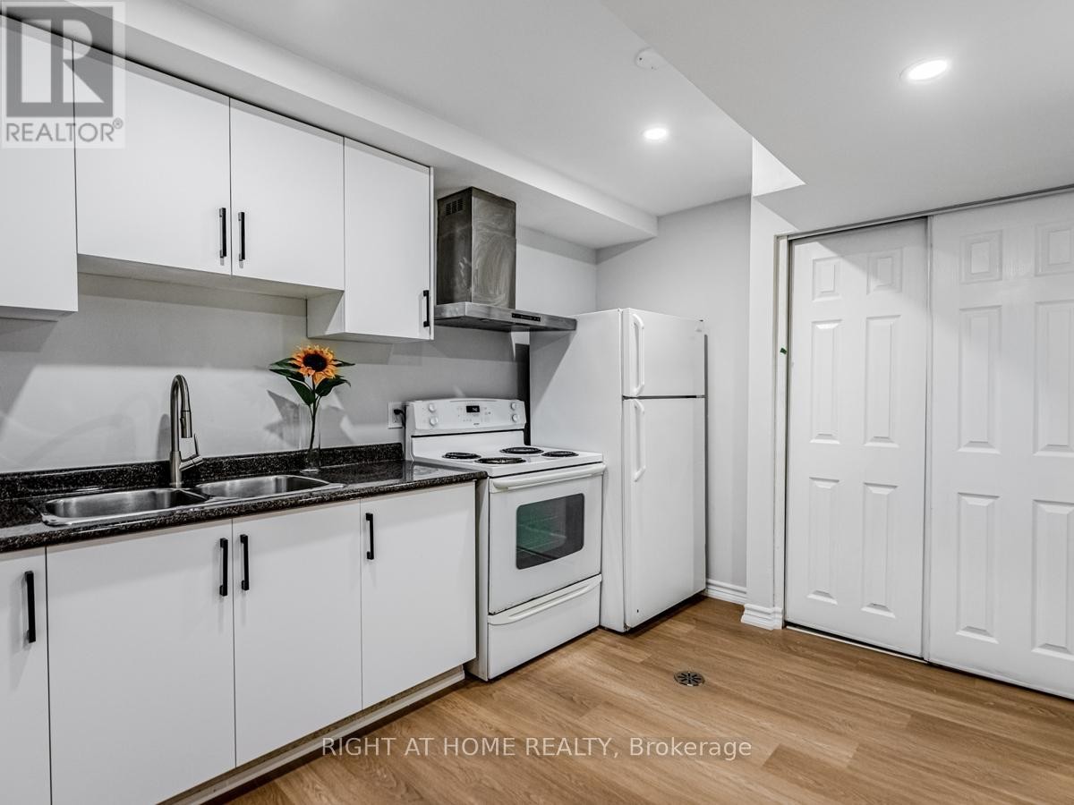 












2273 MUNN'S AVENUE

,
Oakville (RO River Oaks),




Ontario
L6H3M4

