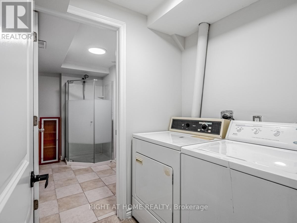 












2273 MUNN'S AVENUE

,
Oakville (RO River Oaks),




Ontario
L6H3M4

