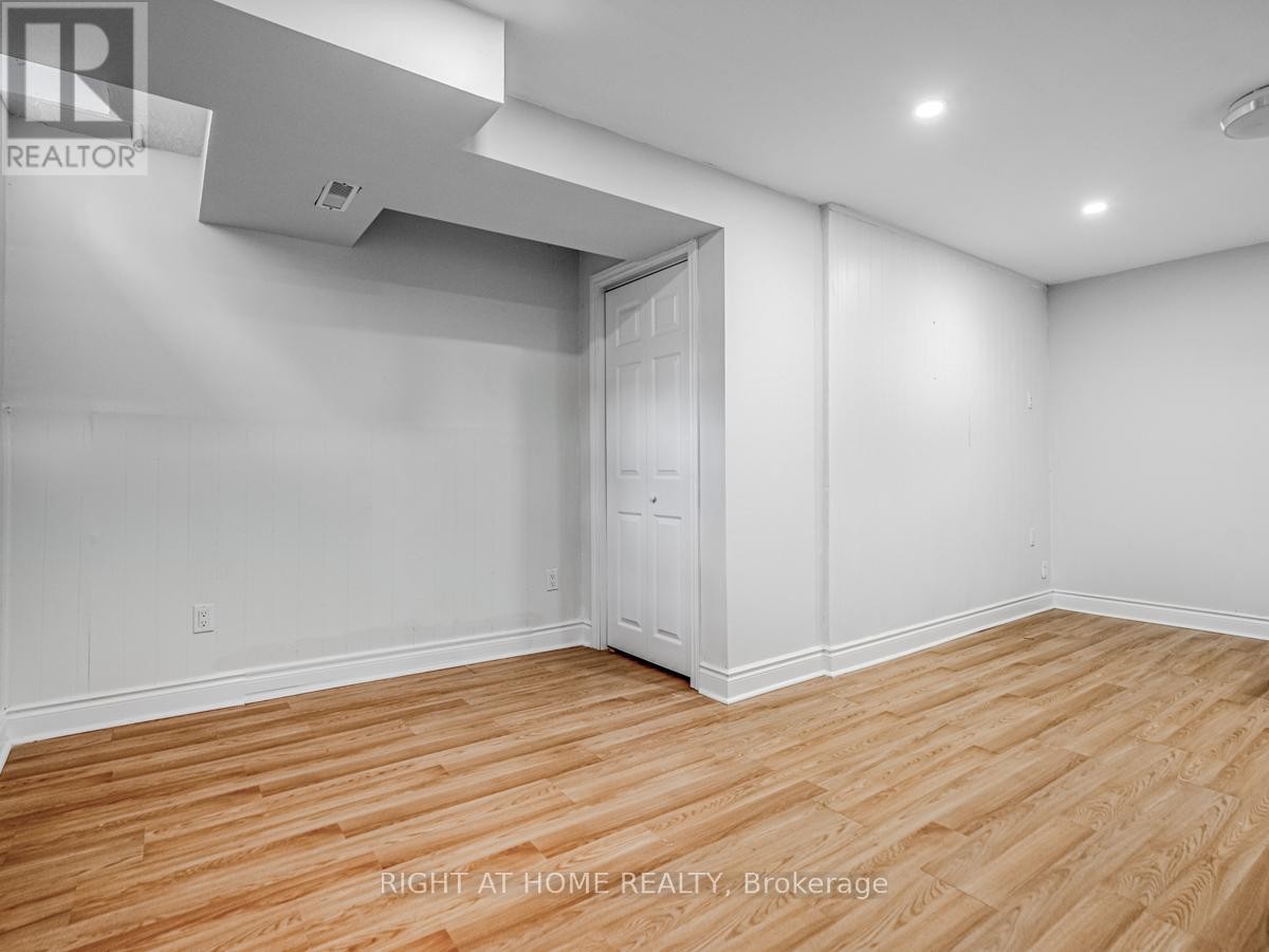 












2273 MUNN'S AVENUE

,
Oakville (RO River Oaks),




Ontario
L6H3M4

