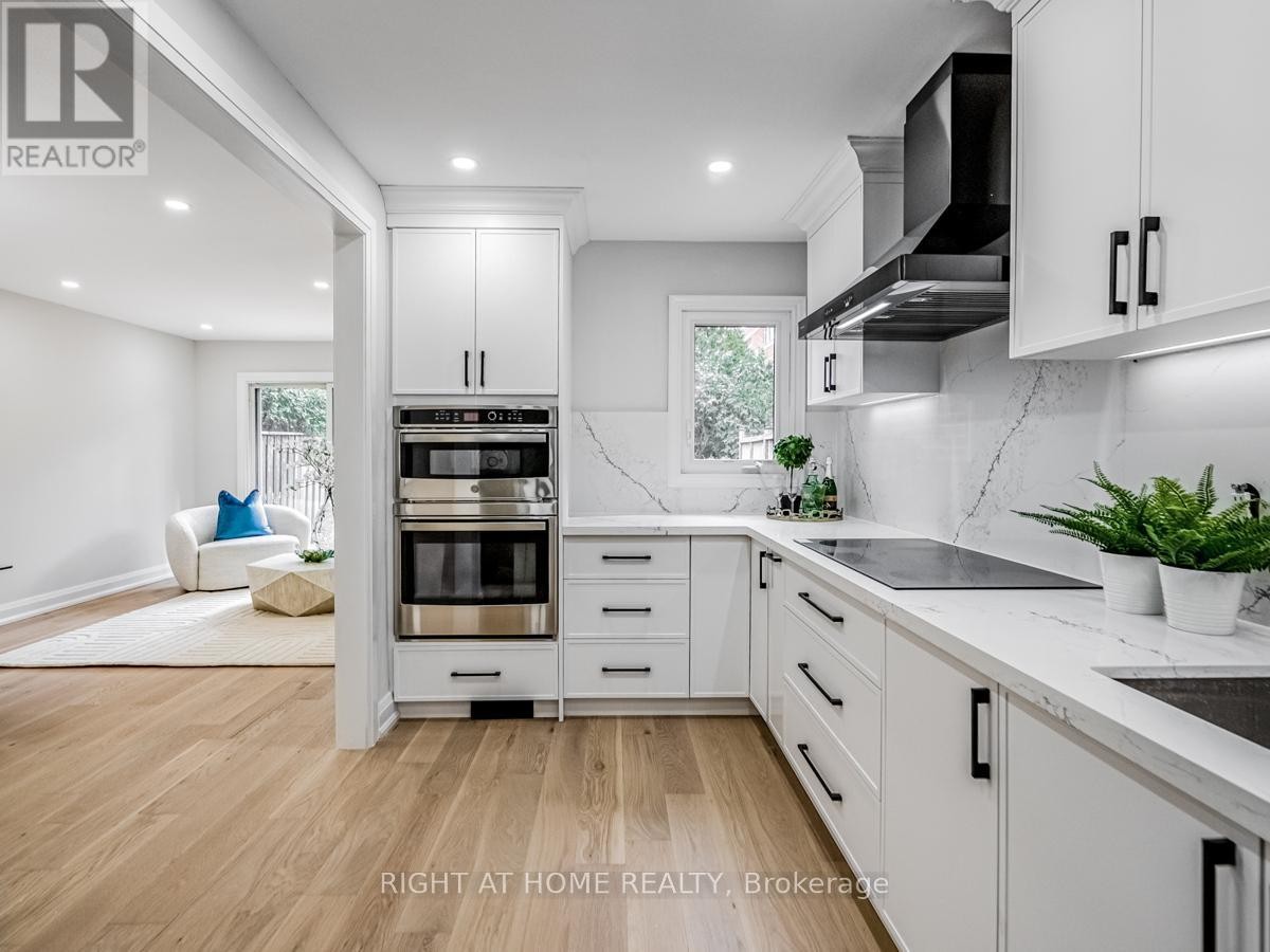 












2273 MUNN'S AVENUE

,
Oakville (RO River Oaks),




Ontario
L6H3M4

