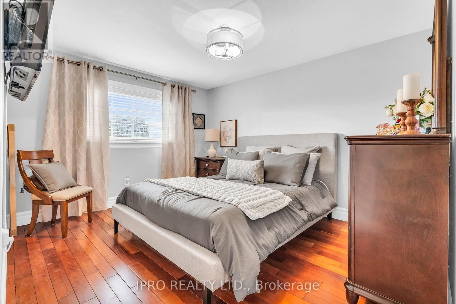 












117 ALICEWOOD COURT

,
Toronto (West Humber-Clairville),




Ontario
M9V3Y1

