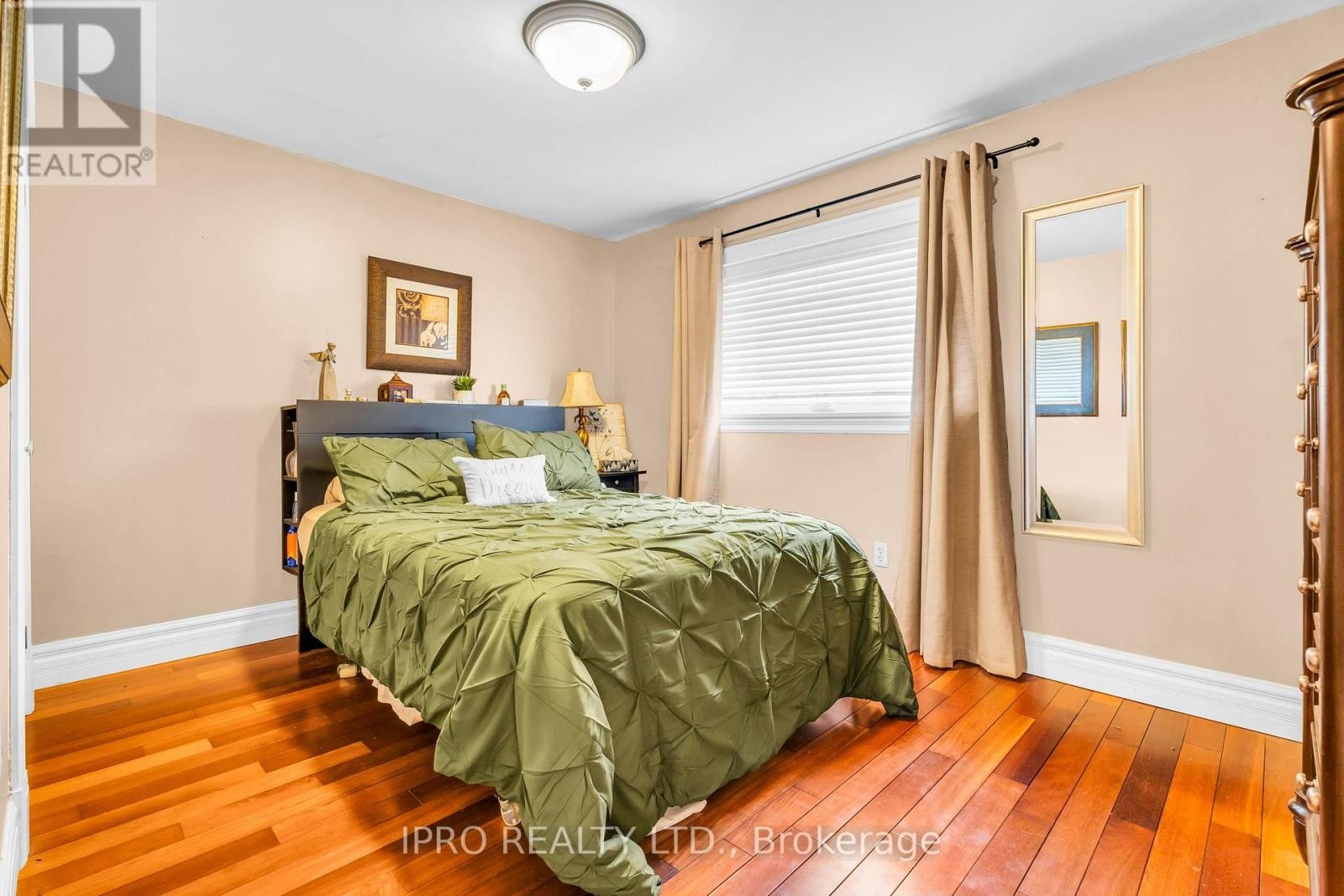 












117 ALICEWOOD COURT

,
Toronto (West Humber-Clairville),




Ontario
M9V3Y1

