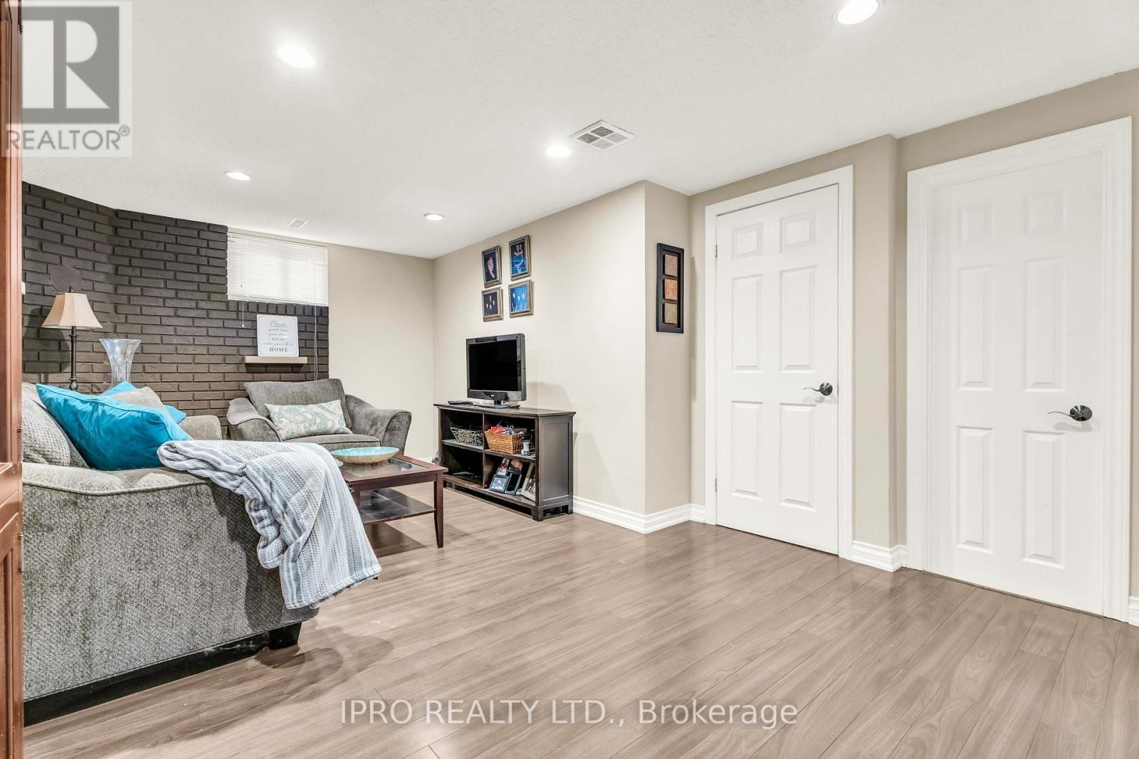 












117 ALICEWOOD COURT

,
Toronto (West Humber-Clairville),




Ontario
M9V3Y1

