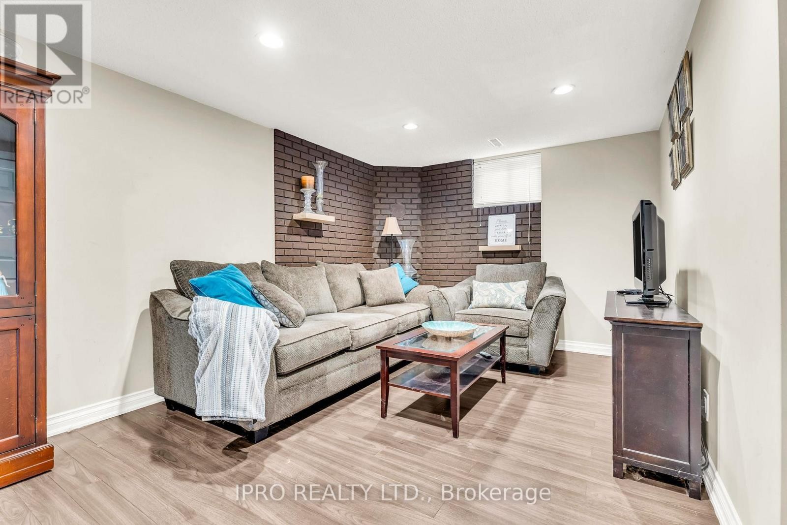 












117 ALICEWOOD COURT

,
Toronto (West Humber-Clairville),




Ontario
M9V3Y1

